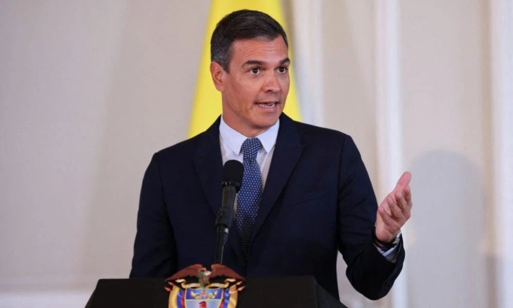 Ισπανία: «Είμαστε μαζί σου»- Πλήθος υποστηρικτών του Πέδρο Σάντσεθ ζητούν να παραμείνει πρωθυπουργός (Βίντεο)